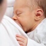baby die borstvoeding krijgt van de moeder
