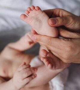 Baby massage terwijl de baby op de rug ligt