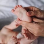 baby die als activiteit een massage krijgt van de moeder
