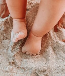 baby voeten in het zand, spelen met structuren
