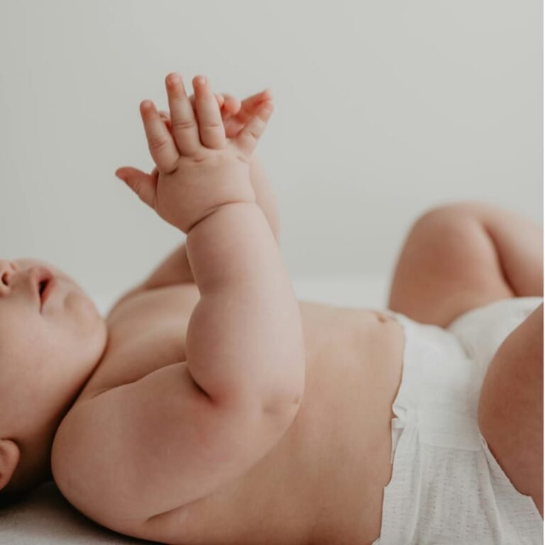 baby activiteit op de rug liggen en reiken naar speelgoed