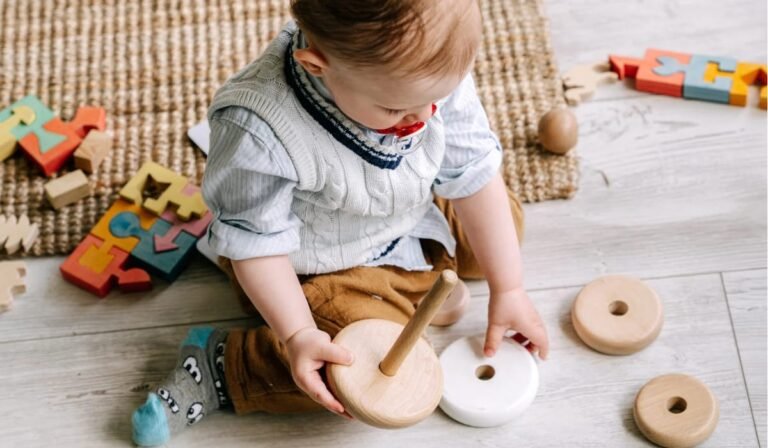 dreumes die aan het spelen is met houten stapelringen