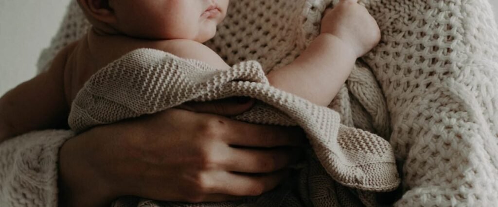 Moeder en baby die elkaar vasthouden om een band te creëren