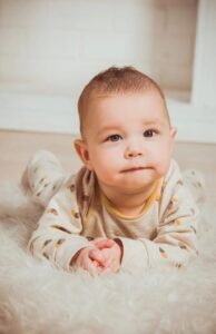 baby tummy time op een kleed