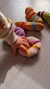 Speelgoed bevrijden van pipe cleaners als activiteit voor baby en dreumes