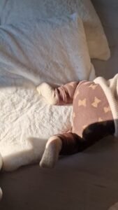 Een baby die leert kruipen over kussens