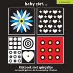 Baby ziet eerste boekje met contrasten en spiegel