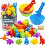 verschillende kleuren dino's en bakjes speelgoed