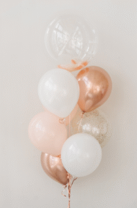 Ballonnen waar helium in zit voor een activiteit met een pasgeboren baby