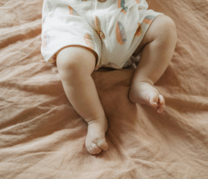 baby die op de rug ligt en trappelt met de voeten