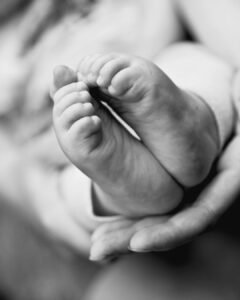 pasgeboren baby die vastgehouden wordt