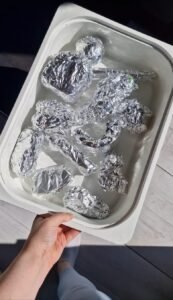 Speelgoed bevrijden van zilverfolie activiteit voor baby en dreumes