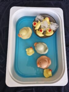 Sensorisch water met bevroren eendjes om mee te spelen als baby en dreumes