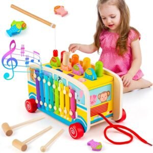 Meisje van 2 jaar oud, die speelt met een activiteiten wagen