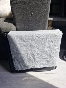 Bakplaat met bakpapier activiteit voor een pasgeboren baby