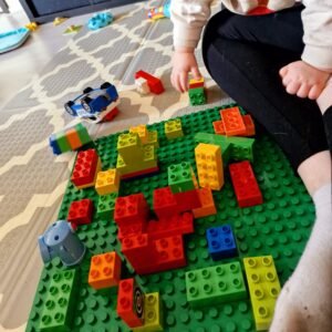 Activiteit voor baby om duplo van elkaar af te halen en te stapelen