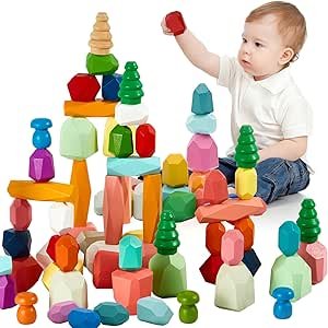 klein kind die met houten blokken aan het spelen is