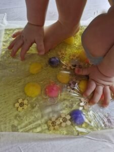 Sensorische koel activiteit met gel voor baby en dreumes voor het tastzintuig