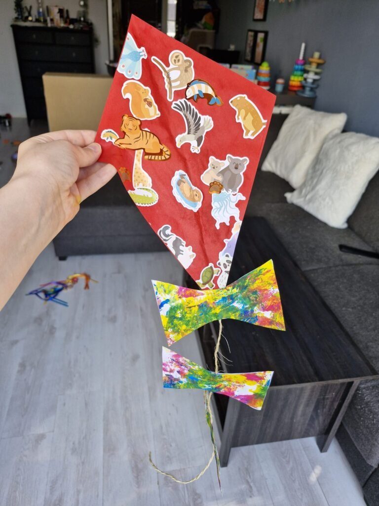 knutselen zonder kliederen, vlieger maken met verf en stickers voor dreumes en peuter