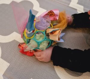 Zo stimuleren activiteiten de ontwikkeling van je baby en dreumes met praktische voorbeelden”