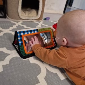 baby die in een spiegel kijkt en zichzelf ziet en ontdekt