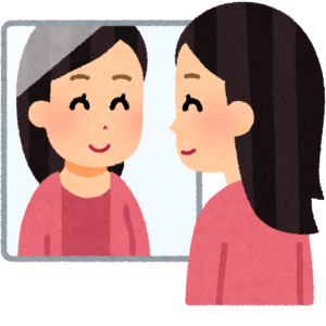 baby die in de spiegel kijkt naar zichzelf en mama