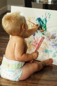 knutselen dreumes die zelf aan het knutselen is met verf op papier
