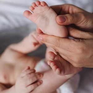Baby massage terwijl de baby op de rug ligt