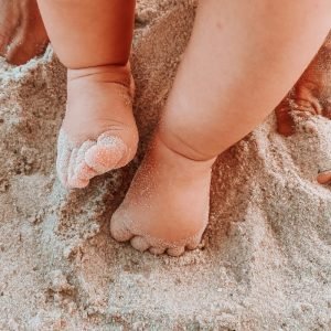 baby voeten in het zand, spelen met structuren