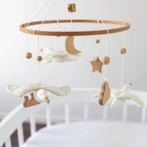Baby mobiel die boven de baby hangt