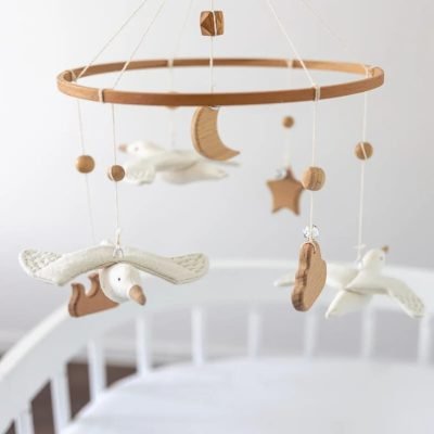 Baby mobiel die boven de baby hangt