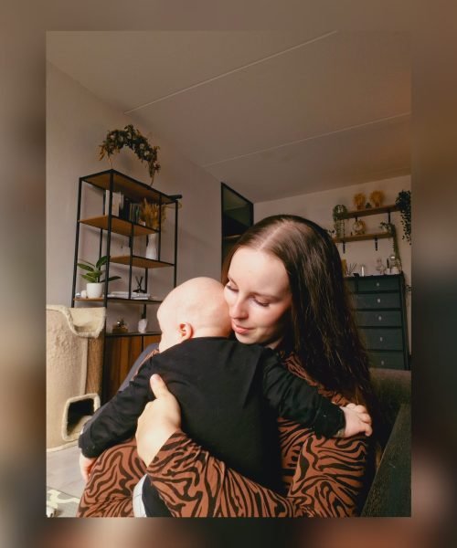 mama moeder en kind van 1 jaar samen aan het knuffelen