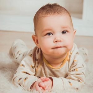 baby tummy time op een kleed