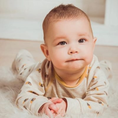 baby tummy time op een kleed