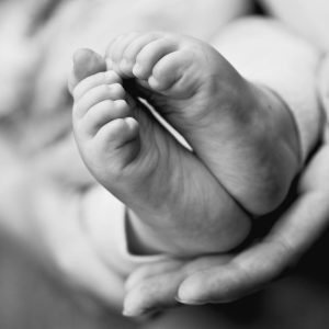 pasgeboren baby die vastgehouden wordt