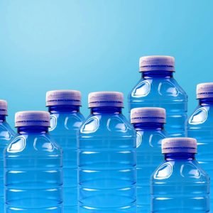 Lege flessen om te rollen als activiteit voor een baby en dreumes