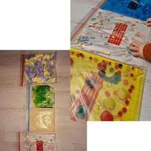 verschillende voelzakjes waar een baby mee speelt en ontdekt