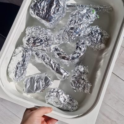 Speelgoed bevrijden van zilverfolie activiteit voor baby en dreumes