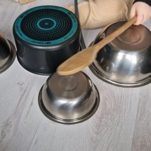 Op potten en pannen drummen met pollepels om muziek te maken met je baby