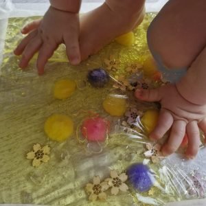Sensorische koel activiteit met gel voor baby en dreumes voor het tastzintuig. Dreumesactiviteiten met pompons