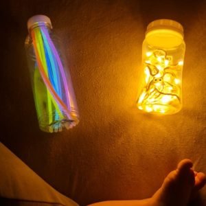 activiteiten 12-18 maanden licht flesjes maken sensorisch zichtbaar