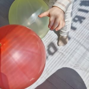 Activiteiten 12-18 maanden. ballon met touwtje er aan