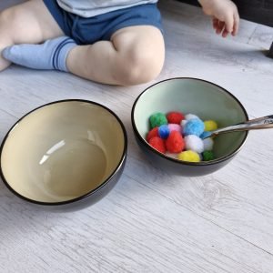 ontwikkelingsgerichte activiteit door dreumesen 12-18 maanden. Dreumesactiviteiten met pompons