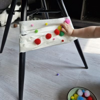 Dreumesactiviteiten met pompons. doe en ontdek samen